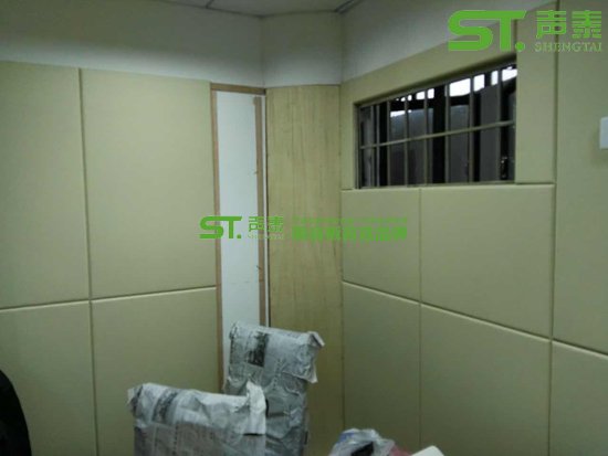 詢問室木質(zhì)穿孔吸音板與皮革吸音軟包搭配效果(圖4) 詢問室木質(zhì)穿孔吸音板與皮革吸音軟包搭配效果(圖4)