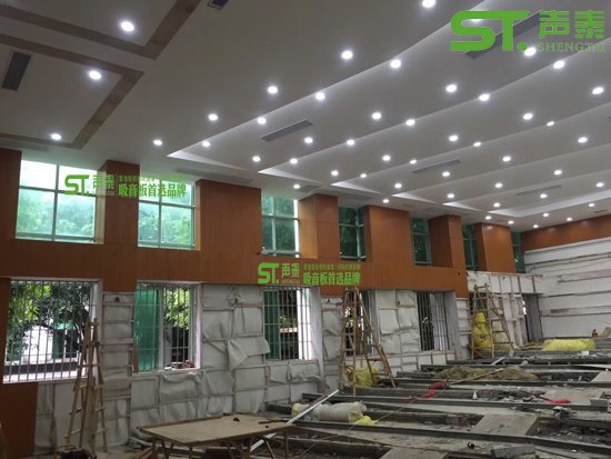 佛山西樵中學(xué)多功能報(bào)告廳吸音板施工案例(圖1) 佛山西樵中學(xué)多功能報(bào)告廳吸音板施工案例(圖1)