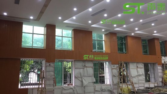 佛山西樵中學(xué)多功能報(bào)告廳吸音板施工案例(圖2) 佛山西樵中學(xué)多功能報(bào)告廳吸音板施工案例(圖2)