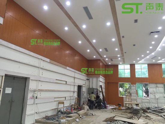 佛山西樵中學(xué)多功能報(bào)告廳吸音板施工案例(圖3) 佛山西樵中學(xué)多功能報(bào)告廳吸音板施工案例(圖3)