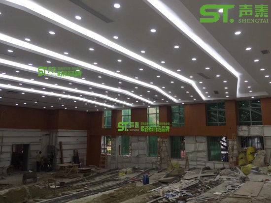 佛山西樵中學(xué)多功能報(bào)告廳吸音板施工案例(圖4) 佛山西樵中學(xué)多功能報(bào)告廳吸音板施工案例(圖4)