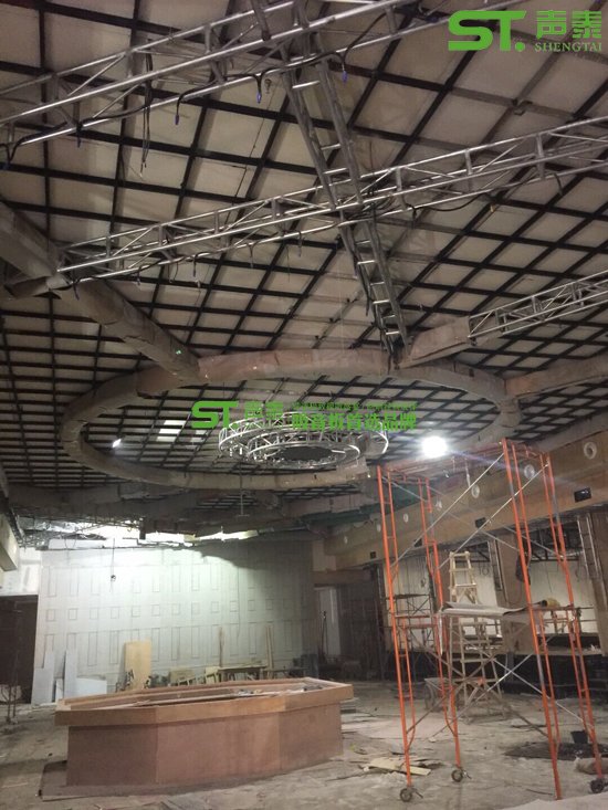 廣州百樂門酒吧隔音板現(xiàn)場施工案例圖(圖2) 廣州百樂門酒吧隔音板現(xiàn)場施工案例圖(圖2)